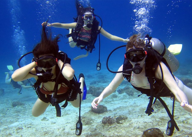 Amanda and her fun friends exploring the nature of the reefs in Cozumel.