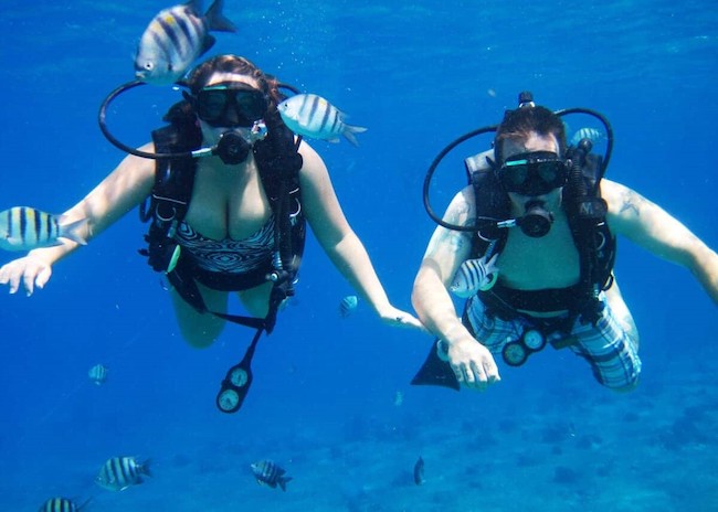 Kevin and his girlfriend among the fish during their scuba diving tour.