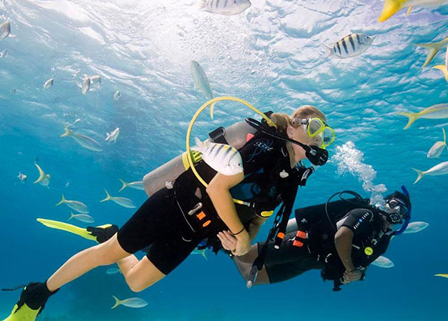 Catrina with his boyfriend watching the fish in the crystal clear waters of Cozumel.