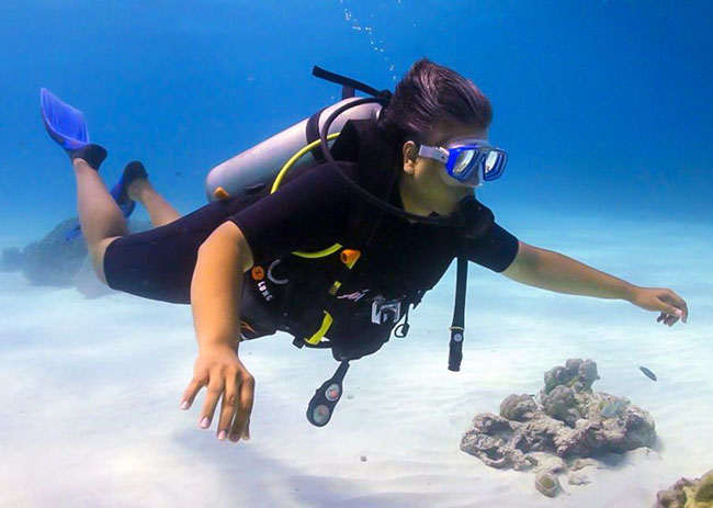 William concentrated with the instructor in his discover scuba tour.