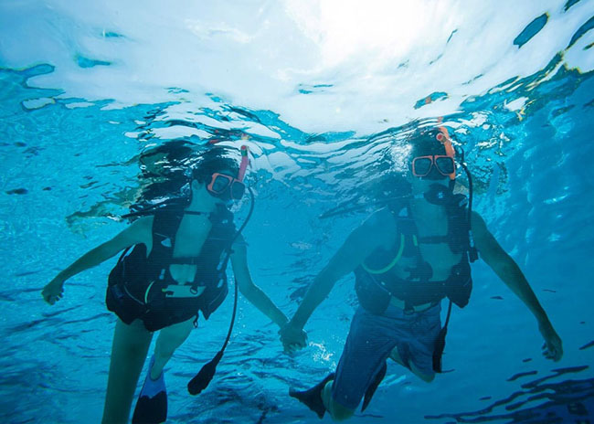 Ann and his boyfriend scuba diving for the first time.
