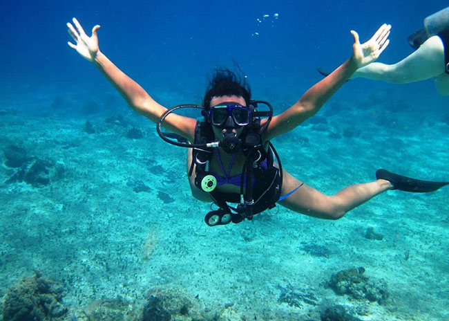 Vicki very excited to scuba dive in Cozumel for the first time with her friends.